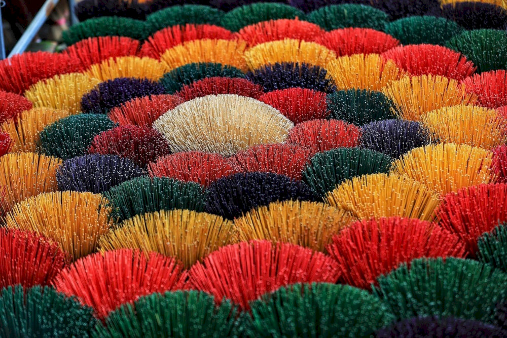 Infused with natural fragrance and rich symbolism, these handcrafted incense sticks bring Hue’s soul to your home